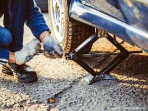 Aprende a cambiar una llanta de auto
