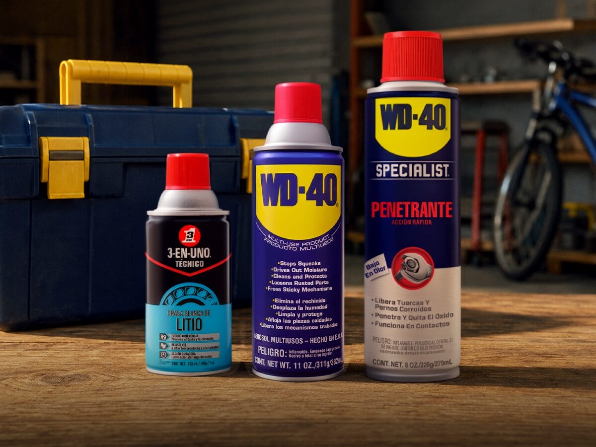 garaje con caja de herramientas y productos básicos para reparaciones del hogar DIY