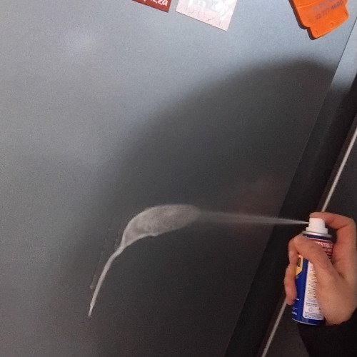 Limpieza de polvo y grasa en muebles de cocina metálicos.