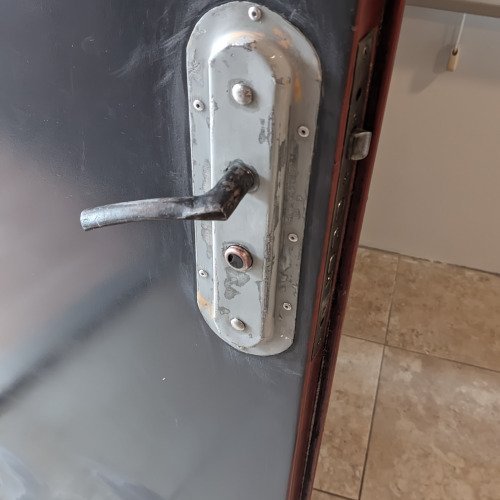 Mantenimiento a cerradura.