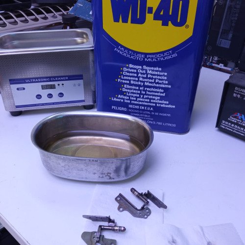 Reparo la bisagra de una laptop con WD-40