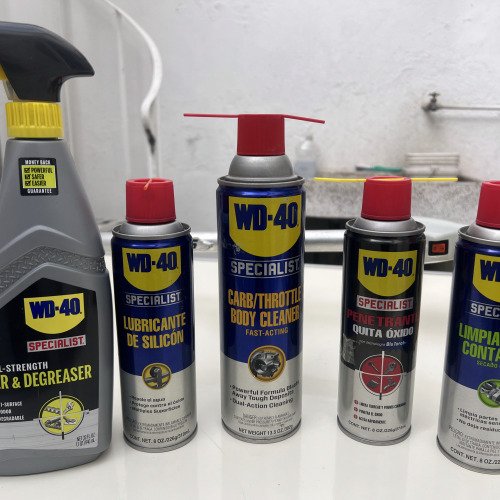 Mantenimiento de máquina cortacesped con línea de productos WD-40 Specialits